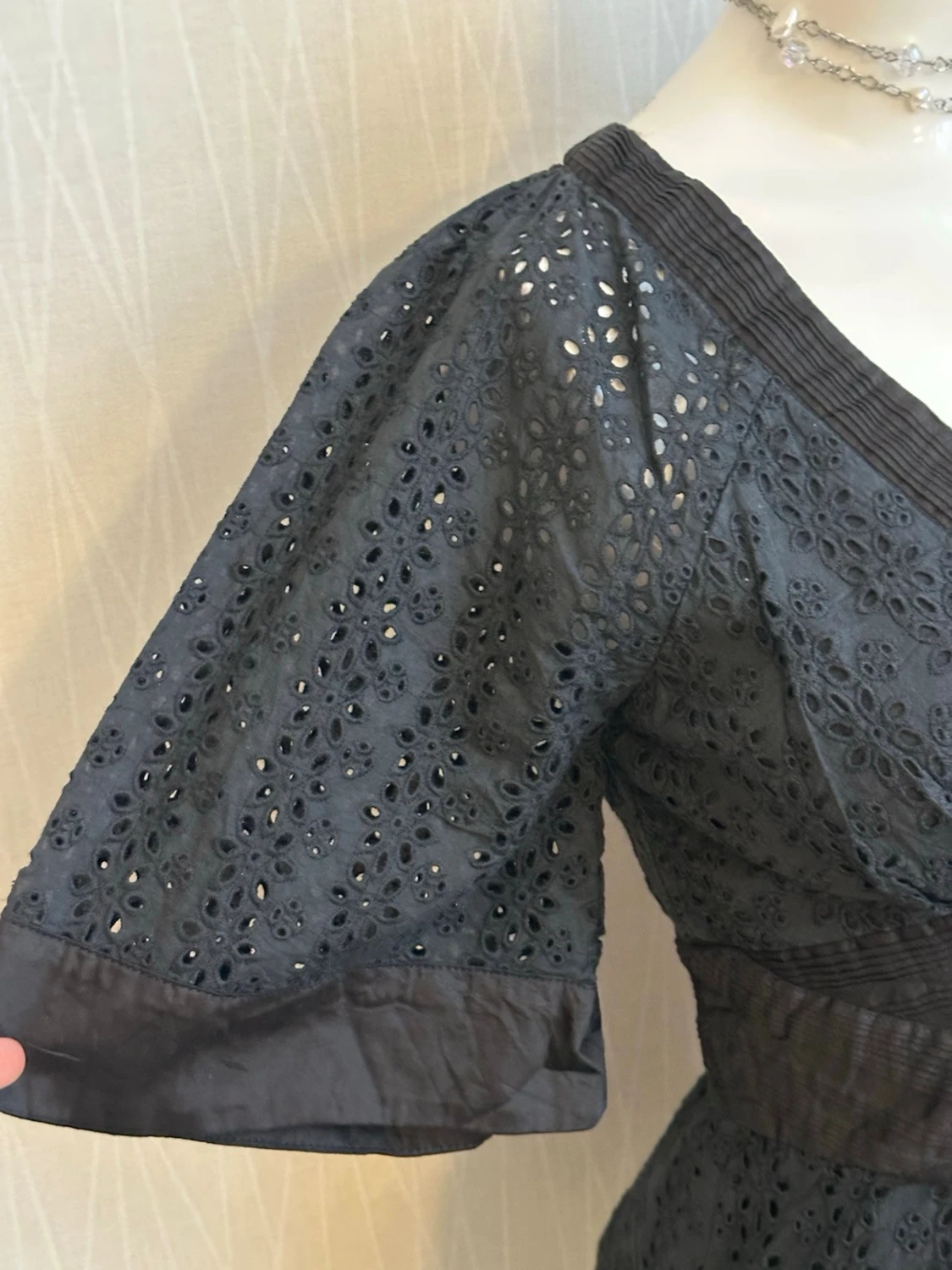 Svart blus med broderade detaljer - 2