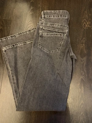 Low waist stright jeans - Low waist raka jeans från gina tricot. Storlek 36 men passar även 34 om man vill ha mer baggy. Priset kan diskuteras 