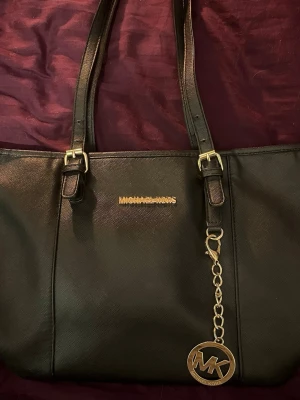 Svart Michael Kors handväska - Snygg svart handväska från Michael Kors. Jätte fint skick💕