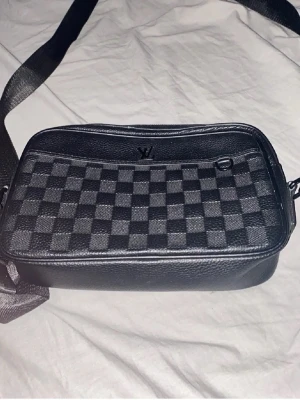 grå svart axelväska  - grå svart axelväska 