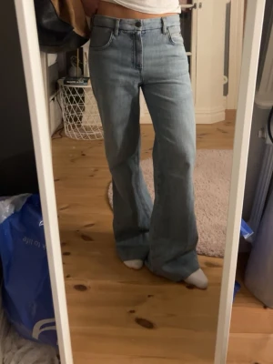 Zara jeans - Ljusblå jeans från Zara! Avklippta längst ner