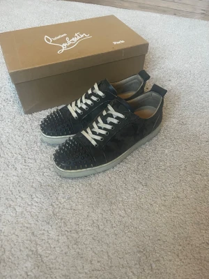 Christian Louboutin  - Säljer då dem ej används, dem är i fint skick, en bit utbyt, se sista bild. Solklart äkta, box ingår!