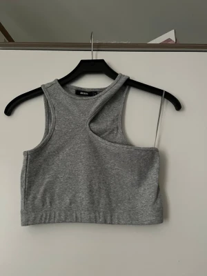 Grå asymmetrisk croppad topp Bik Bok - Säljer denna topp från bikbok