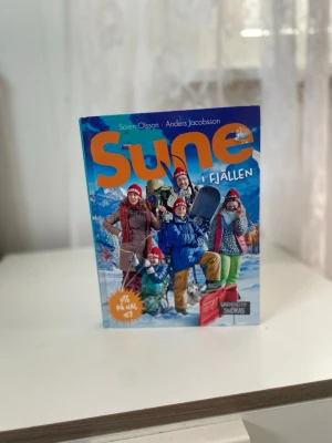 Sune i fjällen bok - Rolig och färgstark bok med titeln 'Sune i fjällen' av Sören Olsson och Anders Jacobsson. Perfekt för dig   som gillar humor och äventyr.