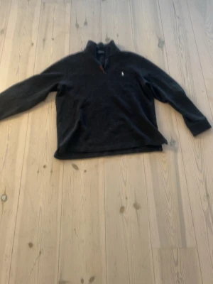 Mörkgrå halvzip-tröja från Polo Ralph Lauren - Helt ny grå Ralph Lauren halt zip. Köpte den från hemsidan men den var för stor och kunde inte skicka tillbaka den så den har bara varit i garderoben i någon månad men sen bestämde jag mig för att sälja den. Pris kan diskuteras på snabb affär.