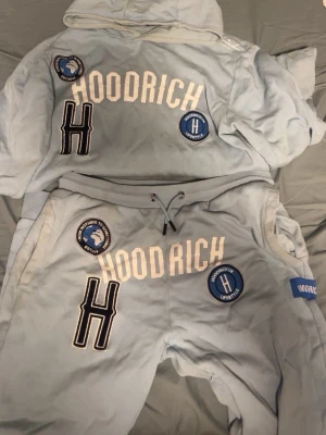 Hoodrich set - Hoodrich set. Allt kan köpas separat men helst hela setet. 800kr för hela setet. Tröja 400kr byxor 400kr. Tshirt 150kr