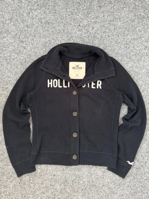 Hollister cardigan - Hollister cardigan | Storlek: M men sitter som typ XS | vintage | skriv vid minsta lilla fråga eller fundering! 