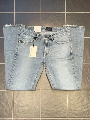Tiger Of Sweden Jeans Nya - Helt nya Tiger of sweden jeans med lappar och allt orört💯Snygg färg med skön wash och goa slitningar för riktigt bra pris jämfört med nypris på cirka 1599kr💔Skicka prisförslag och tveka inte på att skriva vid frågor!