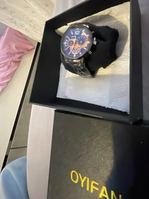 Blå klocka från Oyifan med metallarmband - Snygg klocka från Oyifan med blå urtavla och detaljer i guld. Klockan har ett silverfärgat metallarmband och flera små urtavlor för extra funktioner. Perfekt accessoar för dig som vill sticka ut med stilren design.