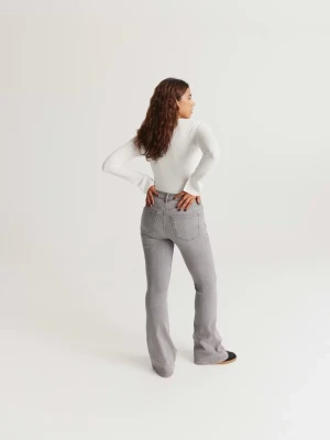 Low waist bootcut jeans från Gina Tricot - Snygga low waist bootcut jeans från Gina Tricot i superfin passform💕 Perfekta jeansen. Använda men i mycket fint skick. Slutsålda i butik! Jag postar oftast samma dag📦✨  💰 Mitt pris: 220 kr  (Nypris ca 499 kr – bra kap)