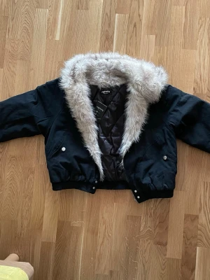 Boxy faux leather fur bomber jacket - Bomber jacket från night city. Lite cropped. Storlek xs