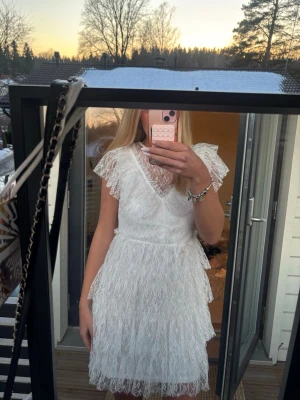 Vit spetsklänning med volanger - Från bubbleroom😍😍