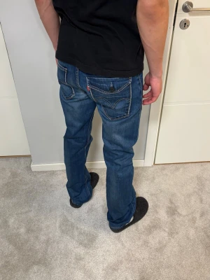 Levis 506 Standard - Unika Levis 506 Standard! Riktigt fint skick, inga defekter. Size 31/34. Mått: Midja: 41cm Lår: 30.5cm Benslut: 22cm Ytterben: 111cm. Grabben på bilderna är 183cm och väger 67kg. Hit me up med frågor!