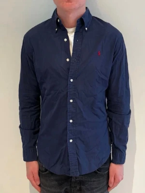 Ralph Lauren skjorta - Marinblå skjorta från Ralph Lauren. Skjortan är i bra skick, storlek M. Skriv vid frågor eller funderingar!