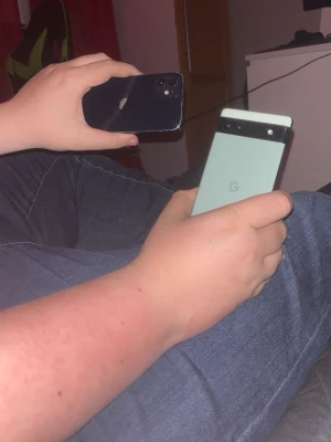 Google Pixel 6a mintgrön med GrapheneOS - Säljer en Google Pixel 6a i mintgrön färg med svart kameramodul och vit topp. Telefonen kör GrapheneOS för extra säkerhet. Snygg och modern design med glas och metall. Perfekt för dig som vill ha en snabb och säker Android-upplevelse.