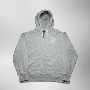 Vintage Ralph Lauren 1/4 zip hoodie - herr strl L - Säljer en vintage Ralph Lauren 1/4 zip hoodie i ljusgrå färg i storlek L med brodering på vänster sida av bröstkorgen.  👕 Märke: Ralph Lauren 📏 Storlek: L 🎨 Färg: Ljusgrå 🧵 Material: 100% bomull 📐 Mått: 69 cm lång, 65 cm bred 📌 Skick: Mycket bra skick (se bilder)  💬 Hör av dig vid frågor 💰 Pris kan diskuteras vid snabb affär 📦 Skickas inom 24 timmar