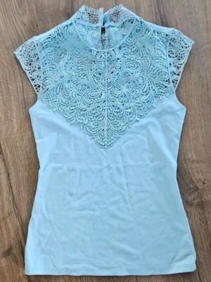 Jättefin ljusblå topp med spets! - Jättefin ljusblå topp med spets från Orsay