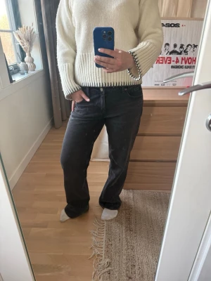 Svarta baggy jeans  - Säljer ett par svarta baggy jeans. Perfekta för dig som gillar en avslappnad och tidlös stil.