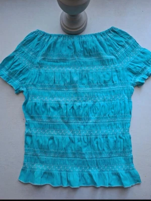 Snygg turkos topp från Orsay! - Fin figursydd turkos blus/topp med korta ärmar