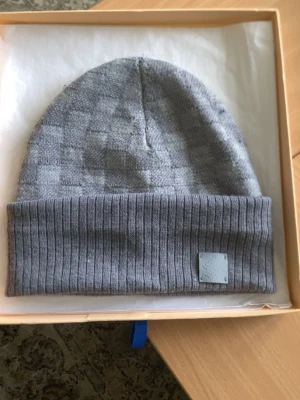 (ÄKTA) Lv mössa  - New season Lv mössa köpt i Danmark,8/10 skick inte använd så mycket,tyvärr inget kvitto men kommer med orginal box.Hör av er för frågar och funderingar!