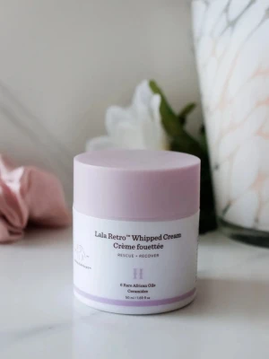 Drunk Elephant Lala Retro Whipped Cream - Lala Retro Whipped Cream från Drunk Elephant är en ansiktskräm med 6 sällsynta afrikanska oljor och ceramider. Kommer i en rund burk med ljuslila lock och vit etikett. Innehåller 50 ml och är perfekt för dig som vill ha extra återfuktning.