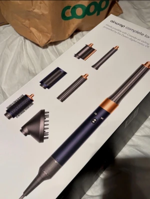 Dyson Airwrap multistyler set - Säljer ett Dyson Airwrap multistyler set med flera olika stylingtillbehör. Färgen är en snygg kombination av mörkblått och koppar. Setet innehåller olika borstar och locktillbehör för flexibel hårstyling. Perfekt för dig som vill ha salongskänsla hemma. Den är använd maximalt 10-15 gånger då det var ett spontanköp. Jag har inget kvitto då den är köpt online men orderbekräftelse finns om man vill se. Allt medföljer inklusive lådan. Den fås billigare vid snabb affär💞