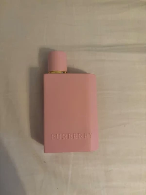 Burberry Her Parfum 50ml rosa flaska - Helt ny Burberry Her Parfum, köptes för 1200. Säljer för 800. Pris kan diskuteras!