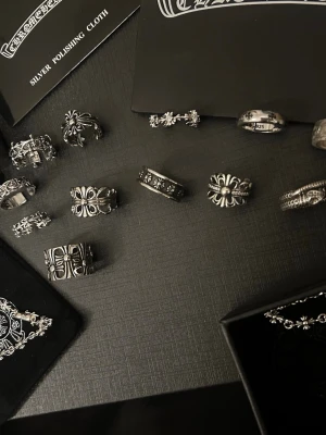 open rings Stainless Steele nya cool y2k unik - Säljer dessa helt nya open rings i rostfritt stål! Fråga bara om du har några frågor. Priset är för en ring! 😎 eller så kan vi göra ett bra pris om du köper många? Storlekar är öppnade, kan justeras från 6 - 13 US ring size!! Helt nya förstås! Först till kvarn 😆