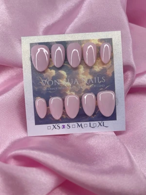 BabyPink (S);Short Almond - Snygga handgjorda press-on naglar i en mjuk ljusrosa nyans från Von Juan Nails. Naglarna har en glansig finish och en elegant oval form. Perfekta för dig som vill ha en stilren och trendig look utan att gå till salong.