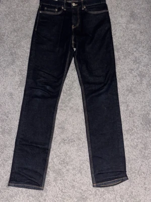 Mörkblå jeans, slim passform - Mörkblå jeans i mycket bra skick använda mycket få gånger bra passform i storlek 29/32