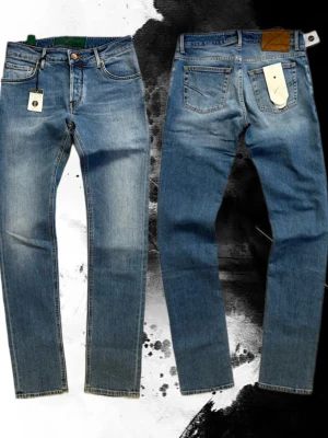 Handpicked jeans - Snygga blå jeans från Mayfield med raka ben och klassisk femficksmodell. Jeansen har kopparfärgade knappar, grönt innerband med röd-vit rand och kontrastsömmar. Tillverkade i slitstark denim, perfekta för en avslappnad och trendig look.