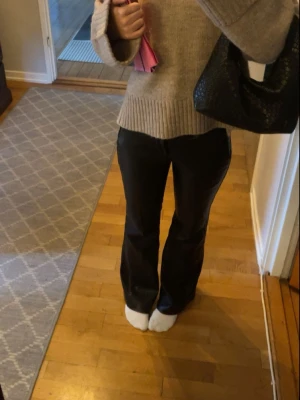 Beige oversized stickad tröja - Mysig beige stickad tröja med oversized passform och breda ärmar. Tröjan har ribbstickade muddar vid ärmslut och nederkant samt en något högre halsringning. Perfekt för lager på lager och chill vardagsstil.