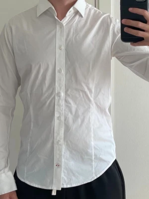 Skjorta  - Jack & Jones vit skjorta. Storlek S. 