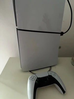 PlayStation 5 Digital Edition konsol - Säljer en PlayStation 5 1Tb Digital Edition från Sony. Konsolen har en modern andvänts 7-9 timmar så den är tyst och damm fri.  medföljer DualSense-kontroll samt kablar. Och original kartongen. Perfekt för gaming och streaming.