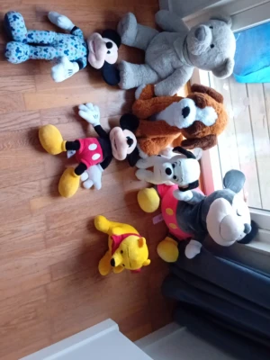 Stort gäng gosedjur Disney & djur - Säljer ett gäng mjuka gosedjur, bland annat flera olika Mickey Mouse, Nalle Puh, en stor grå nallebjörn, en brun och vit hund samt en vit hund. Perfekt för dig som gillar Disney eller vill ha gulliga mjukdjur i olika färger och former helt nya.