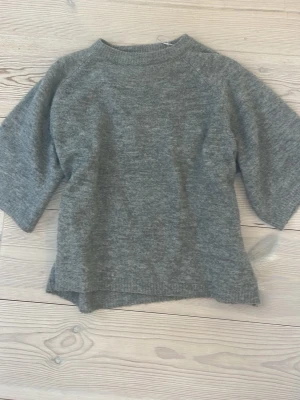 Grå stickad tröja  - Mysig grå stickad tröja från 157 med korta ärmar och den passar xs-s ❣️❣️