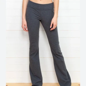 Brandy Melville byxor - Mörkgrå byxor i bootcut-modell, tillverkade i mjukt material. Midjan är nedfällbar. Byxorna har en bekväm passform och är perfekta för en avslappnad look❣️