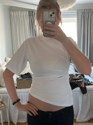 Vit topp - Säljer en vit topp med unik passform 🙌🏼 Toppen är från Bikbok storlek XS 🥰