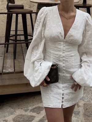 HELT NY ADOORE KLÄNNING!!! - Superfin vit kort klänning med v-ringning, puffiga långärmar och broderade blommor. Klänningen har endast testats på alltså aldrig använt. Säljer för att den inte har kommit till användning (nypris 1500 kr) de är bara höra av sig om man har några frågor🩷🩷🩷