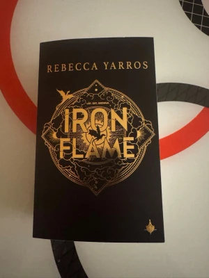 Iron flame - bok 2 fourth wing - Den andra delen av fourth wing i pocket version på svenska! Helt ny.