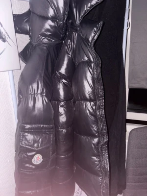 Moncler Maya  - Säljer en moncler Maya, inga håll eller liknade men drakkedjan kan hacka lite men går och fixa! Kvitto finns! Storlek 1 motsvarar S. Priset går och diskutera vid snabb affär!