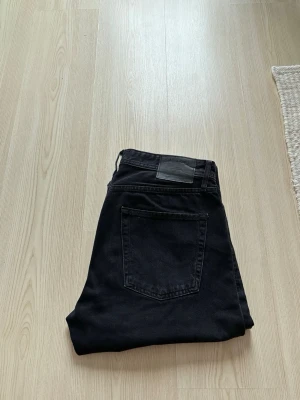 Svarta raka jeans  - Säljer ett par svarta jeans från Jack&Jones med rak passform och klassisk femficksdesign. Strl: W32 & L34.