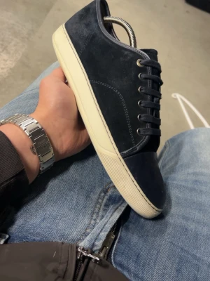 Lanvin skor -  Ett par riktigt schyssta lanvin Cap toe Nappa i bra skick Size 7 UK, vilket motsvarar storlek 42 då Lanvin är stora i storlek skorna kommer med dustbag - färgen är navyblue/marinblå