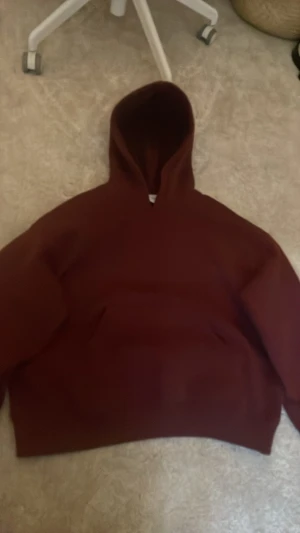 Vinröd hoodie - Vinröd hoodie från Gina i storlek S. Har använt ett par gånger