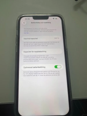 iPhone med svart framsida och glas - Jag vill sälja den för att jag fick den som present den är i nytt skick 100 procent batteri och den har 512 GB utrymme och allt funkar bra men det är bara när man ringer då är inte ljudet inte bra men den funkar annars YouTube video och alla videos hör man normalt och jätte bra.