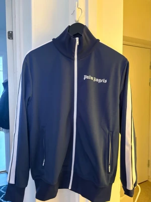 Blå ziptröja från Palm Angels - Fin zip hoddie från Palm angels storlek L men är lite liten så mer åt M hållet pris kan diskuteras 