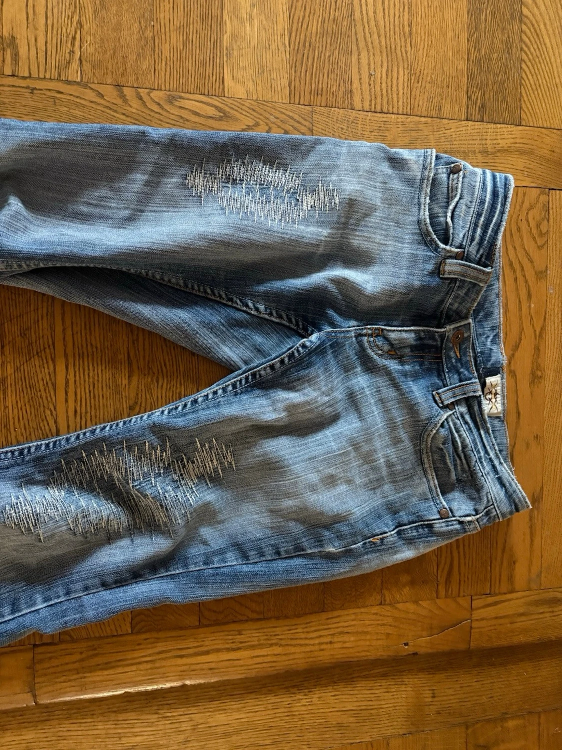Blå bootcut jeans med slitningar - 1