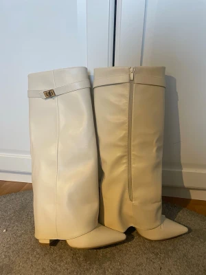 Beige boots  - Säljer dessa skit snygga boots då dem inte kommer till användning för mig, dem är i fint skick förutom lite sliten på tån (se bild ) bara höra av sig vid frågor 💗💗