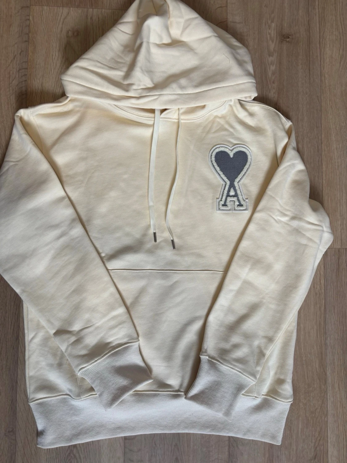Stylish cream-colored hoodie from AMI Paris!