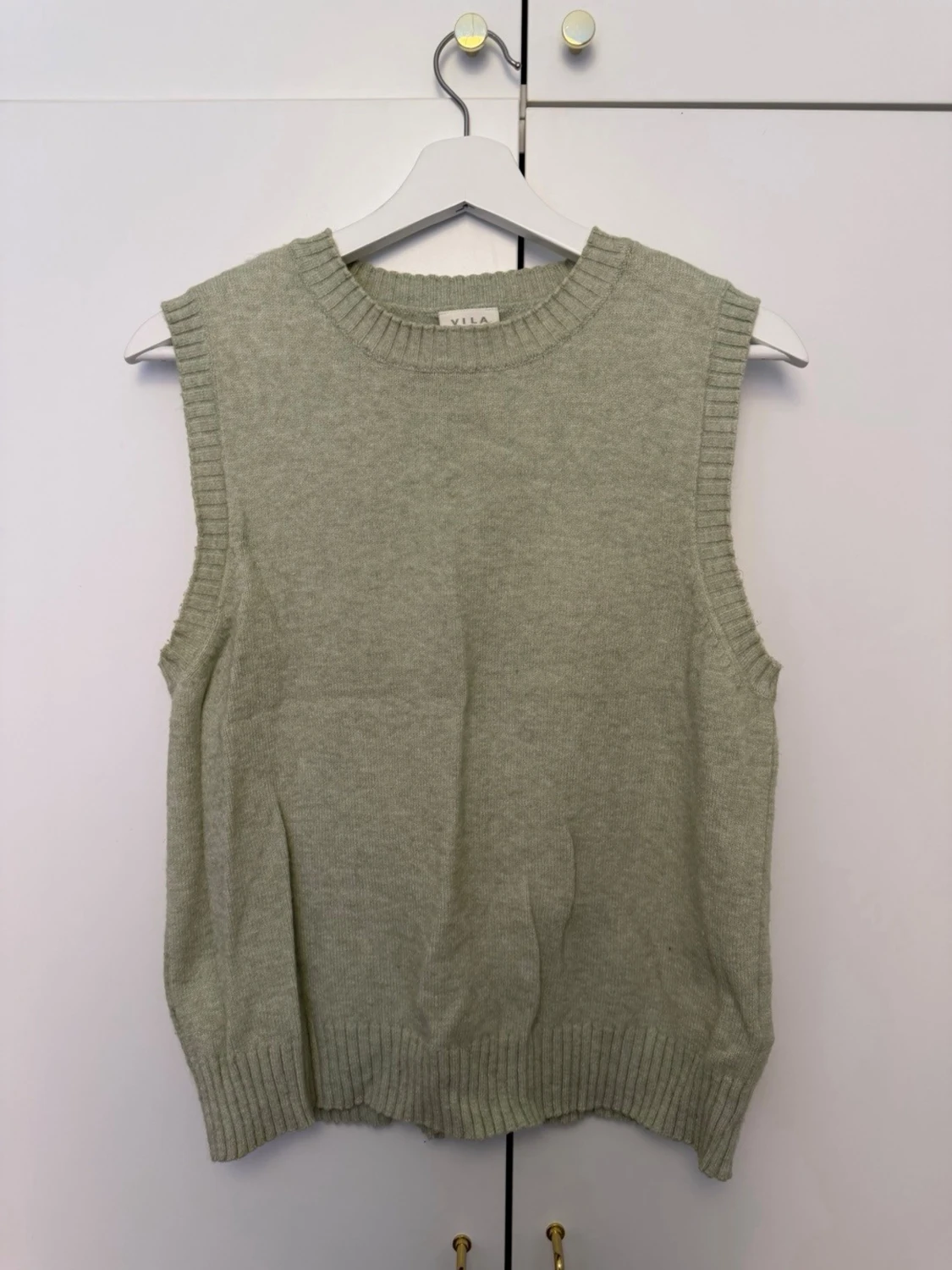 Ljusgrön stickad väst från Vila